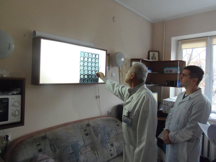 З допомогою сучасного апарата миколаївські лікарі рятуватимуть життя бійців. Фото автора